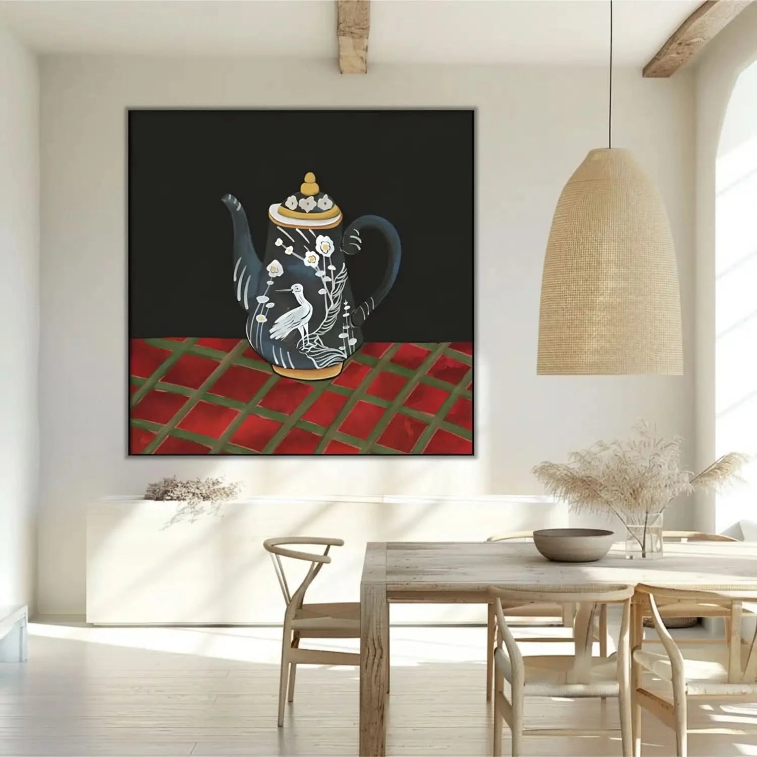 Tableau d'une théière noire avec motifs d'oiseau blanc et fleurs, sur fond noir et table rouge, ambiance élégante et mystérie