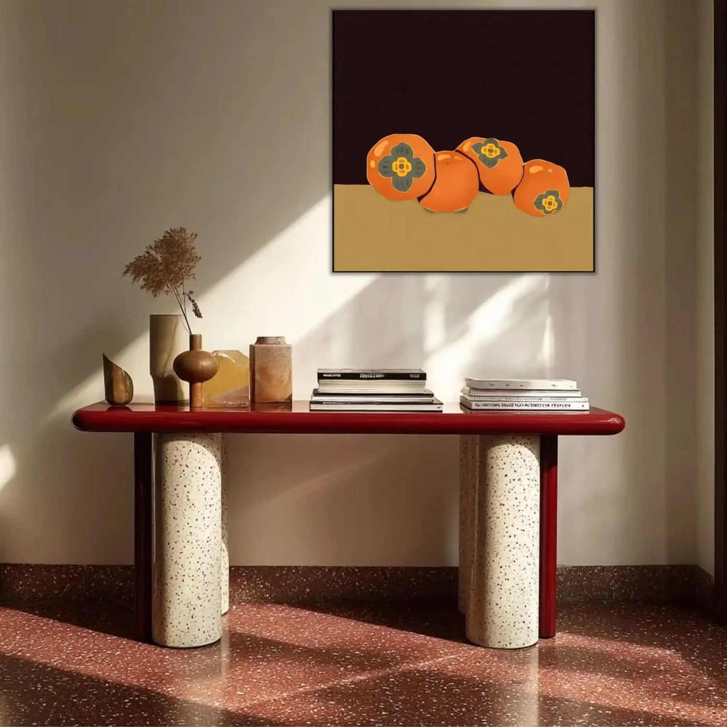 Nature morte avec kakis orange vibrant sur fond sombre, ambiance chaleureuse pour salon ou cuisine.