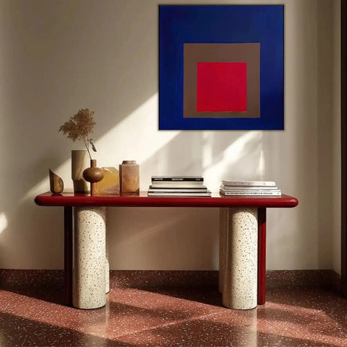 Tableau géométrique avec carré rouge vibrant, encadré de brun et bleu profond, créant une ambiance mystérieuse et captivante.