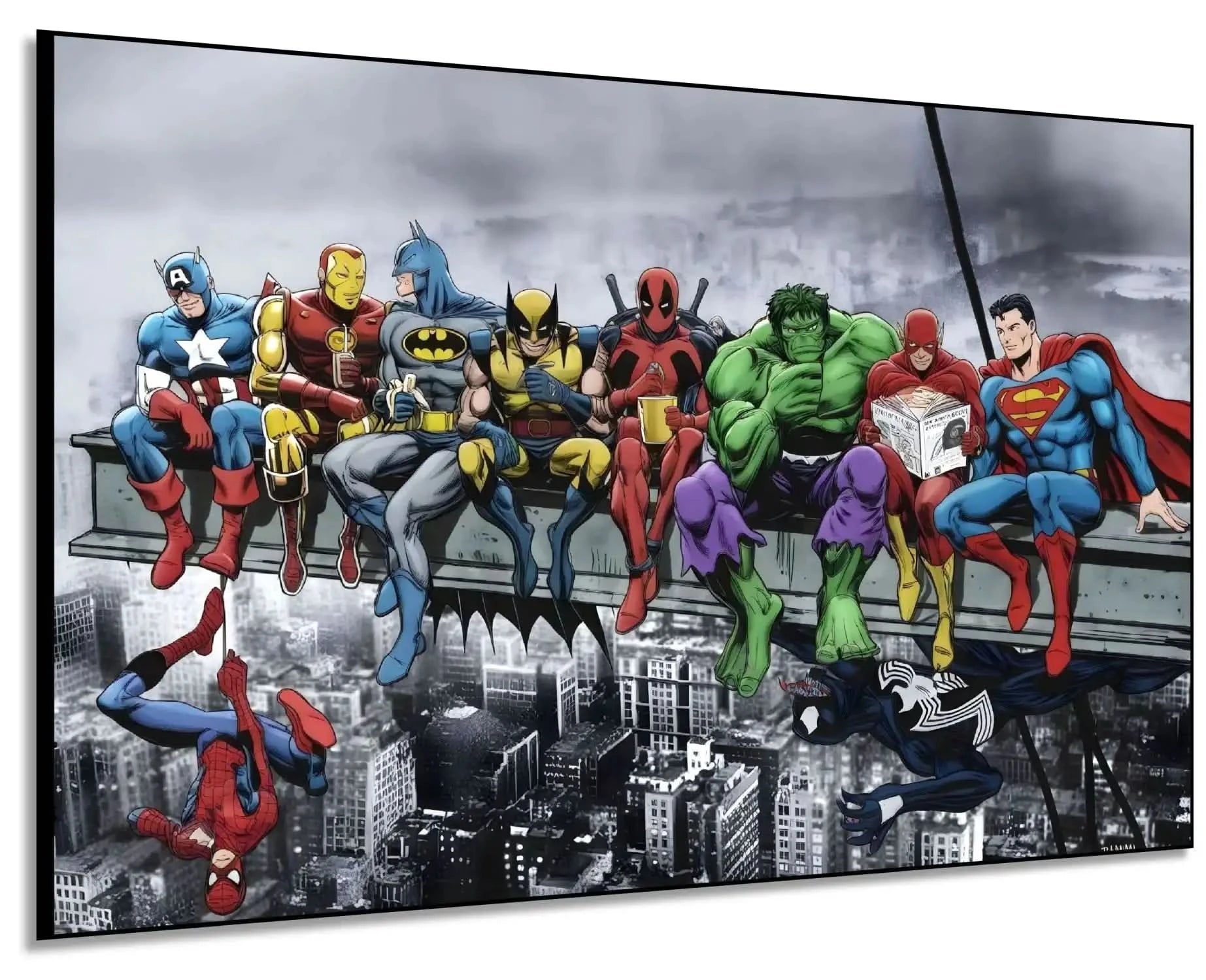 Super-héros colorés assis sur une poutre, surplombant une ville en noir et blanc, ambiance pop art dynamique.