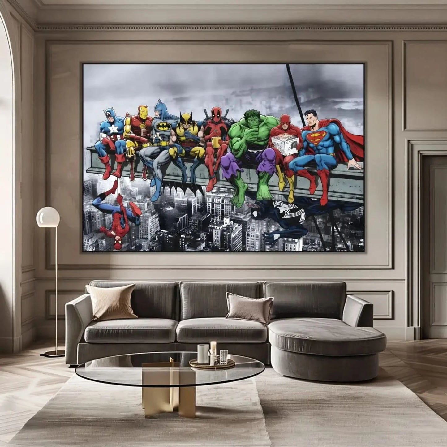 Super-héros colorés assis sur une poutre, surplombant une ville en noir et blanc, ambiance pop art dynamique.