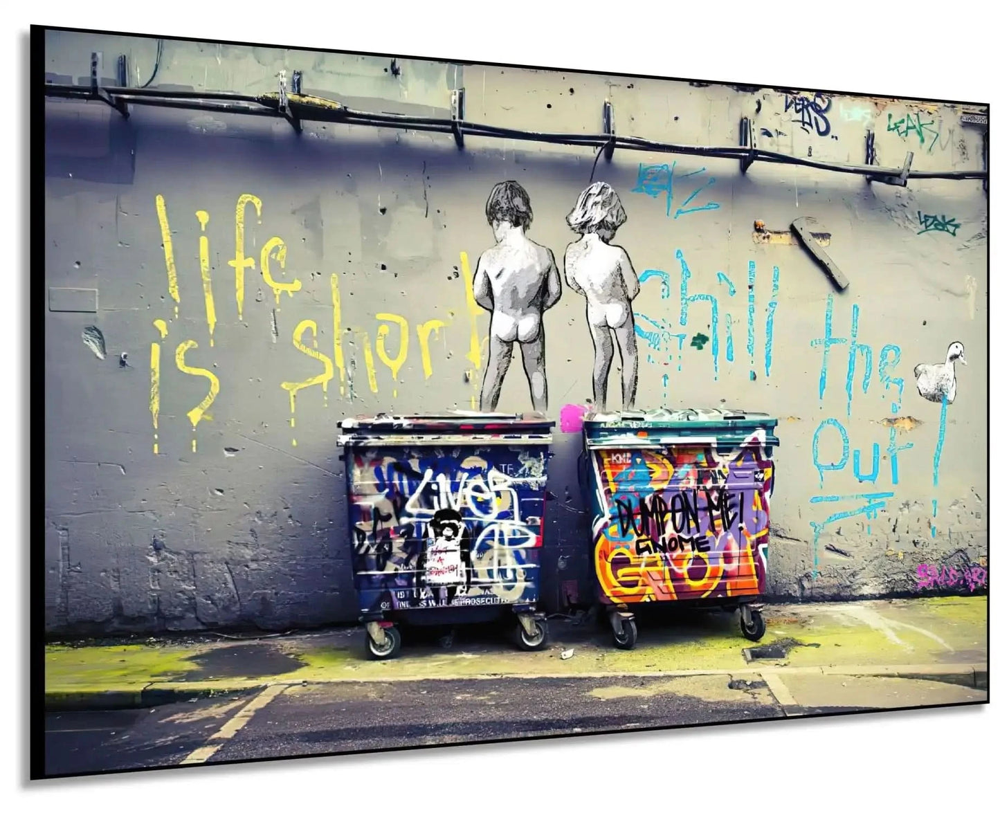 Street art avec enfants en noir et blanc, graffitis colorés sur mur gris, ambiance urbaine et réflexion sur la vie.