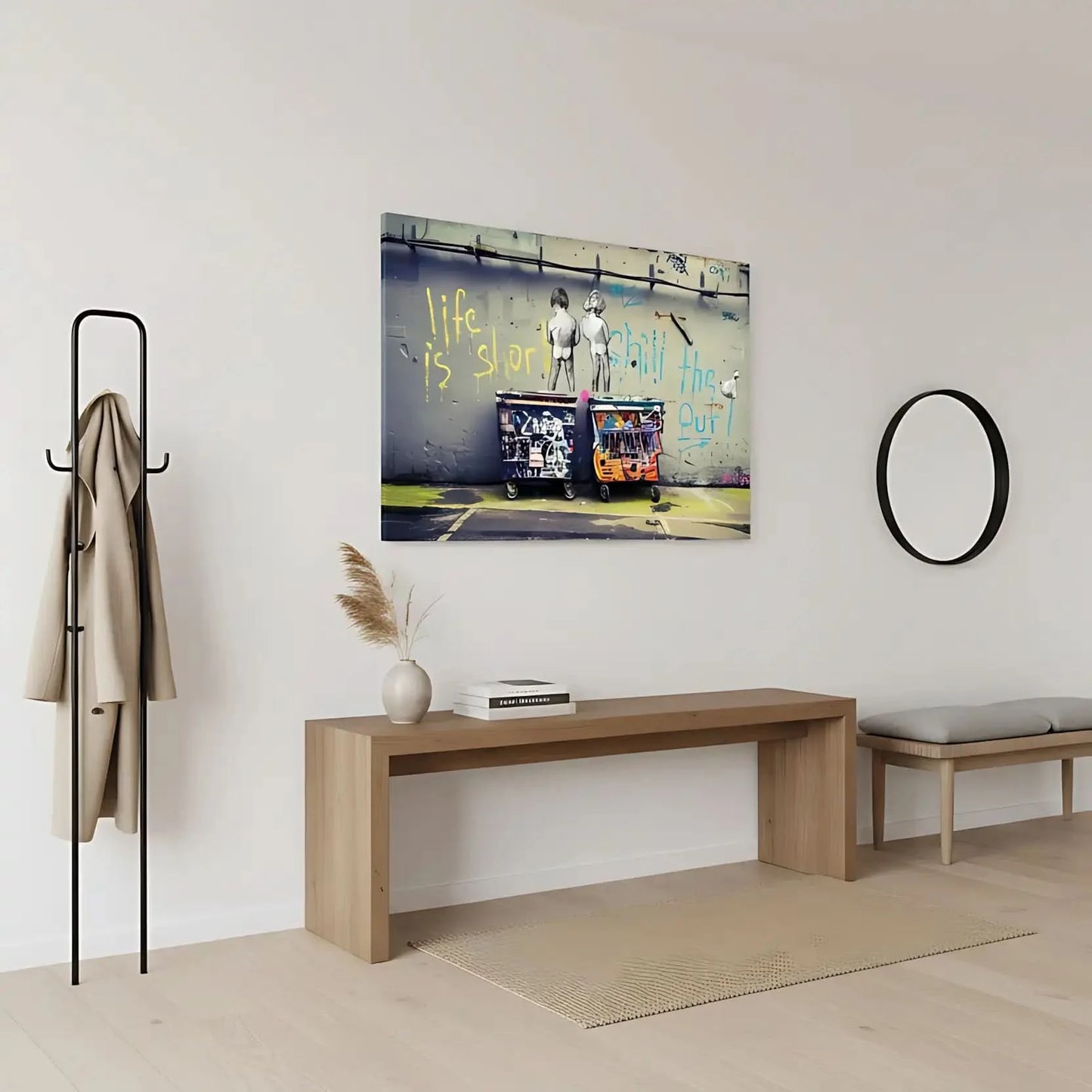 Street art avec enfants en noir et blanc, graffitis colorés sur mur gris, ambiance urbaine et réflexion sur la vie.