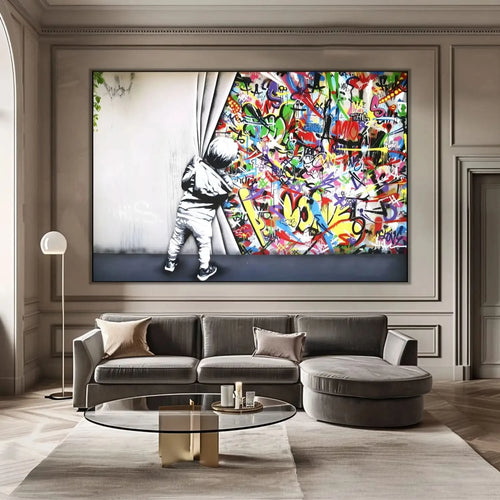 Enfant en noir et blanc découvrant des graffitis multicolores, ambiance urbaine et dynamique pour salon ou bureau moderne.