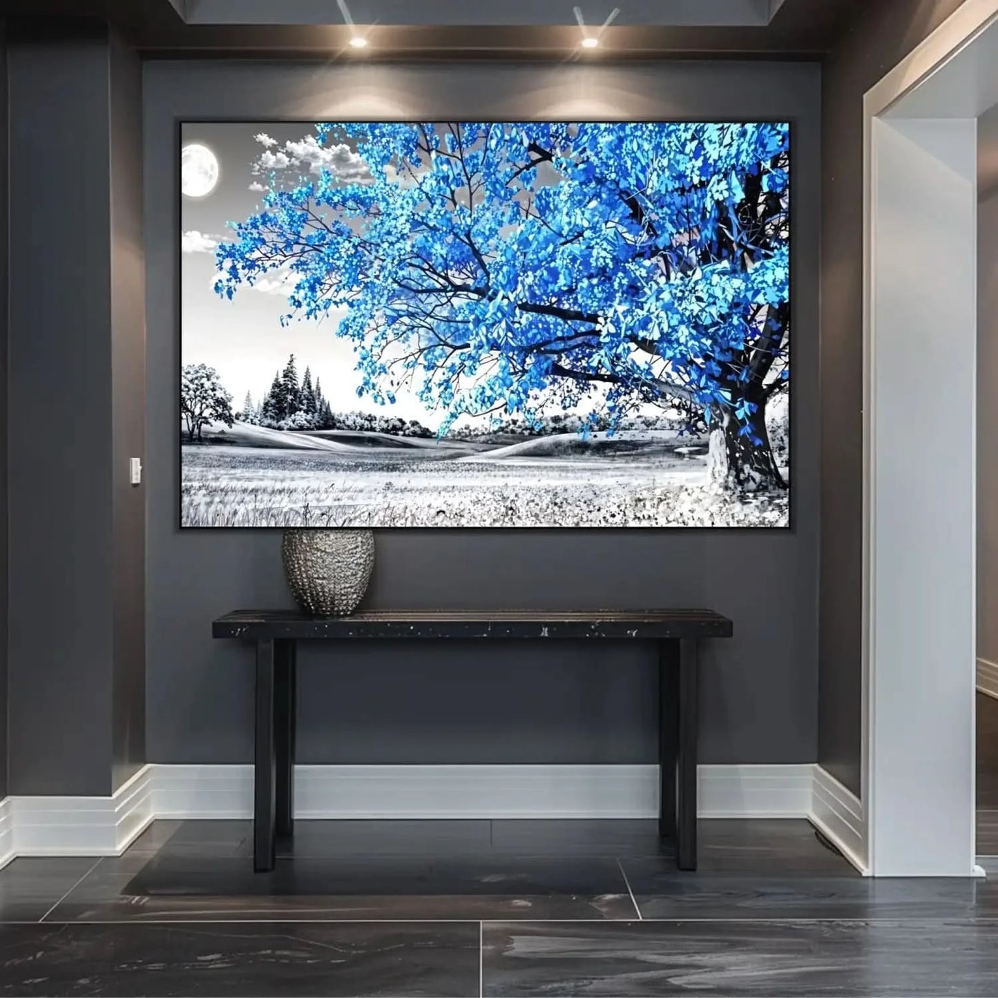 Paysage surréaliste avec arbre bleu lumineux et lune, palette noire et bleue, atmosphère mystérieuse pour chambre ou salon.