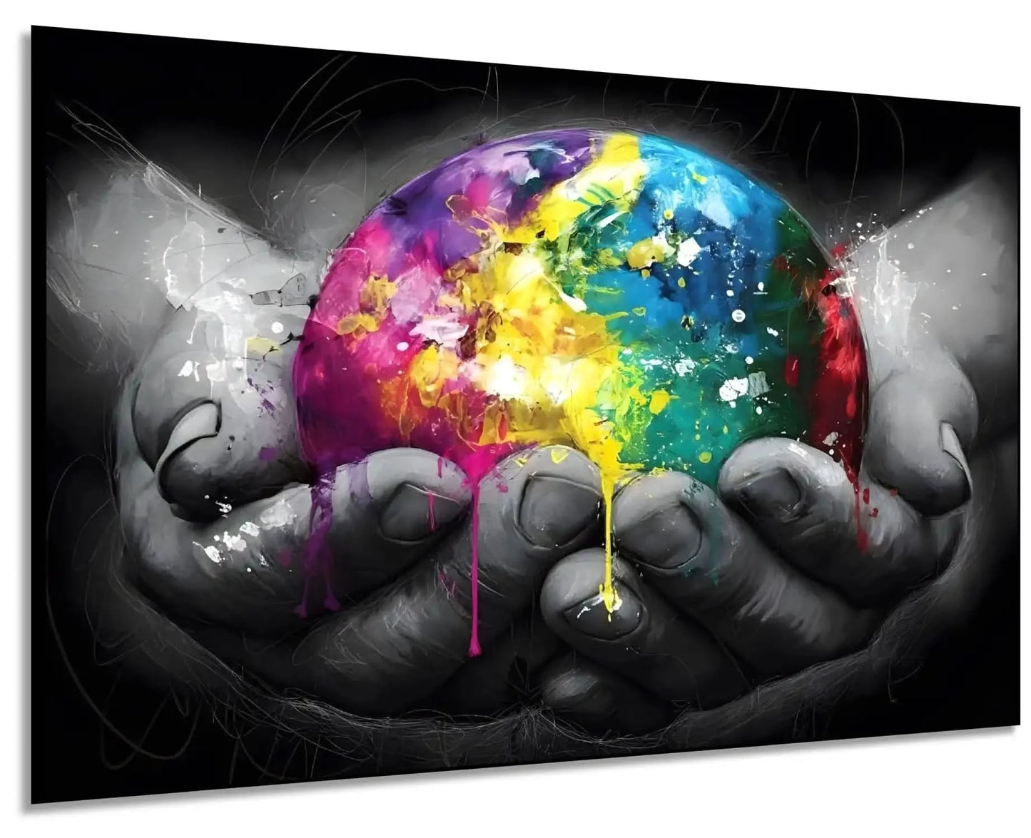 Sphère multicolore avec éclats de jaune, bleu et rose, tenue par des mains en noir et blanc, contraste vibrant et dynamique.