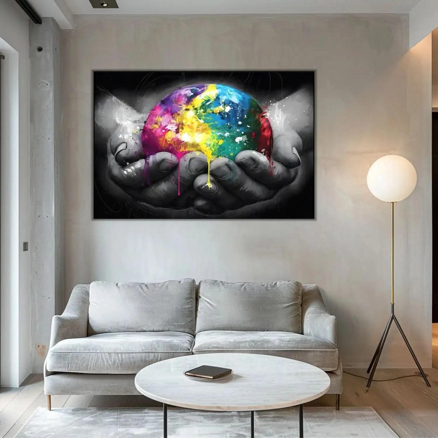 Sphère multicolore avec éclats de jaune, bleu et rose, tenue par des mains en noir et blanc, contraste vibrant et dynamique.