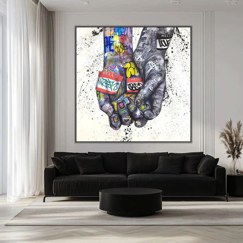 Deux mains entrelacées couvertes de graffitis multicolores, ambiance urbaine et dynamique pour salon moderne ou bureau créati