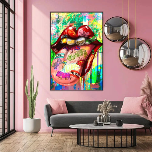 Tableau pop art avec bouche rouge vif et graffitis multicolores, ambiance urbaine et dynamique pour salon moderne.