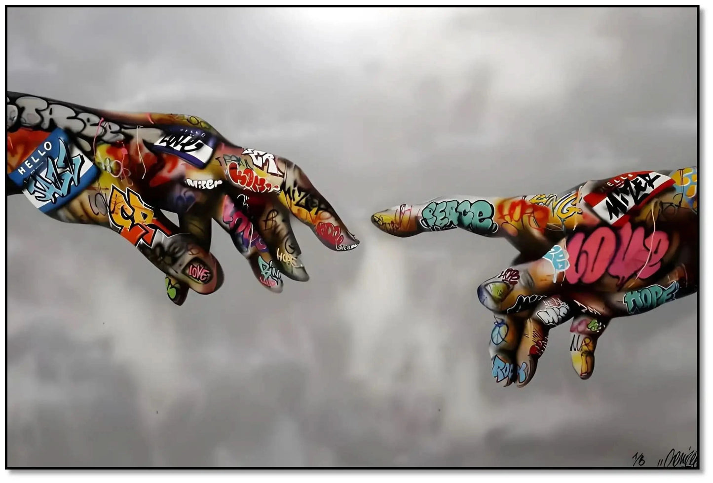 Deux mains recouvertes de graffitis multicolores sur fond gris, ambiance urbaine et moderne pour salon ou bureau.