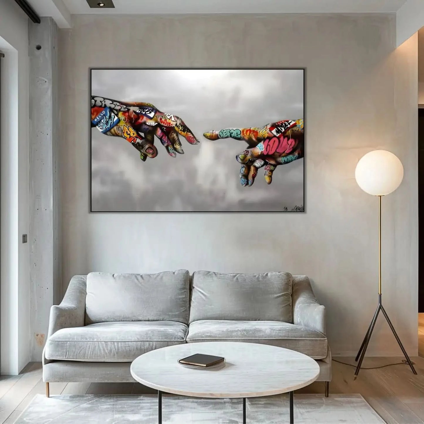 Deux mains recouvertes de graffitis multicolores sur fond gris, ambiance urbaine et moderne pour salon ou bureau.