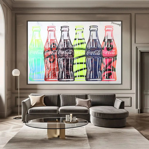 Tableau pop art avec six bouteilles de Coca-Cola colorées, motifs audacieux, ambiance joyeuse pour salon moderne.