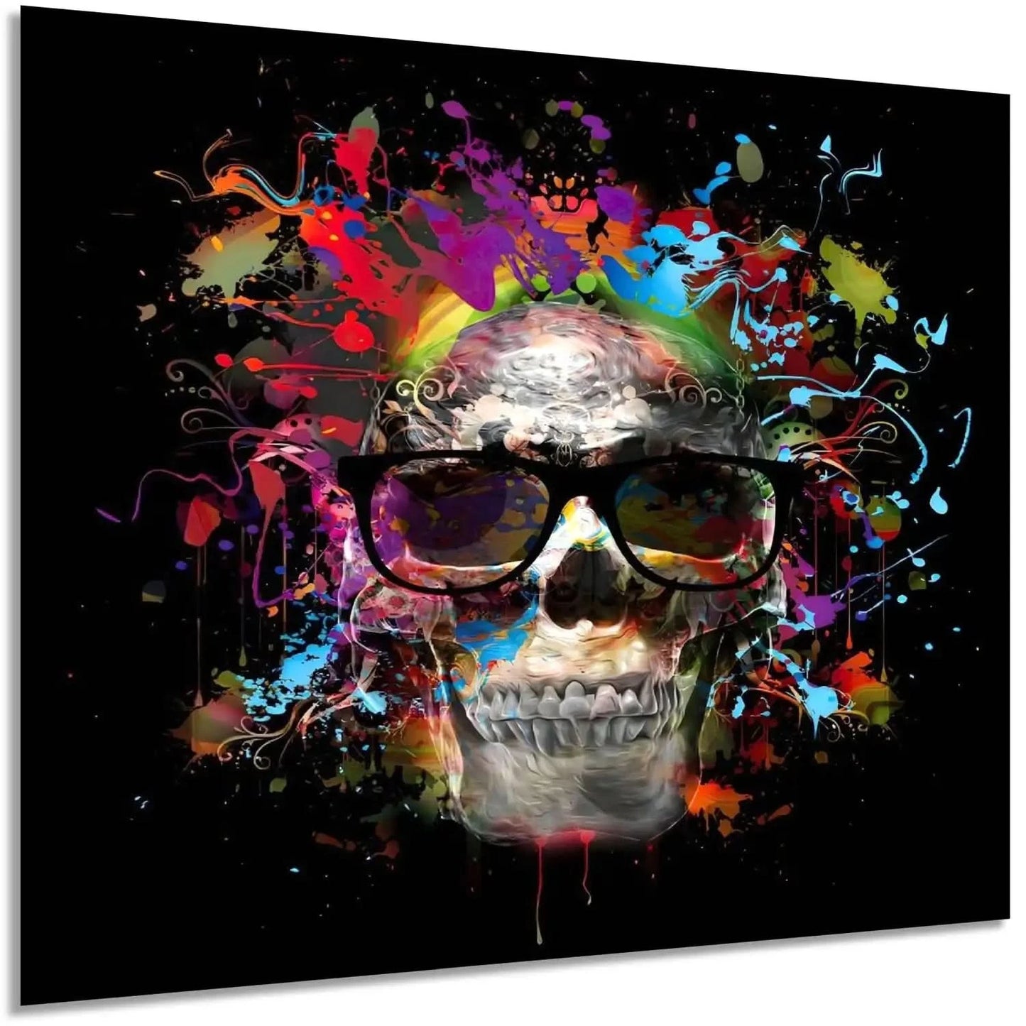 Crâne pop art avec lunettes noires, entouré d'éclaboussures multicolores sur fond noir, ambiance dynamique et moderne.