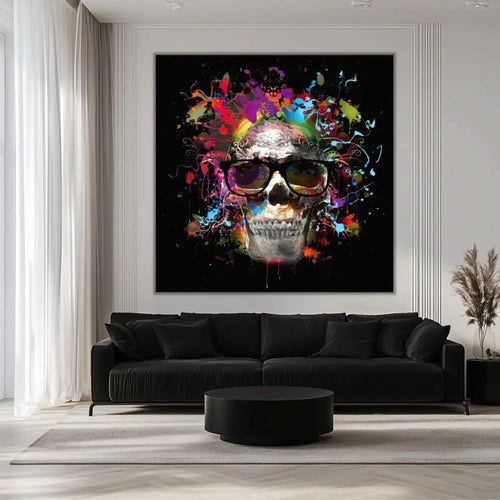 Crâne pop art avec lunettes noires, entouré d'éclaboussures multicolores sur fond noir, ambiance dynamique et moderne.