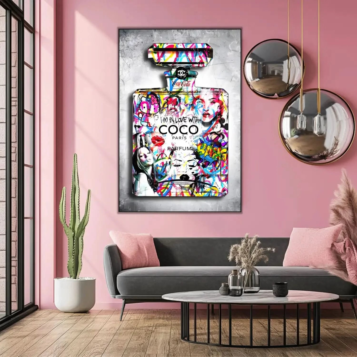 Flacon de parfum Pop Art avec graffitis multicolores, ambiance dynamique et moderne pour salon ou bureau.