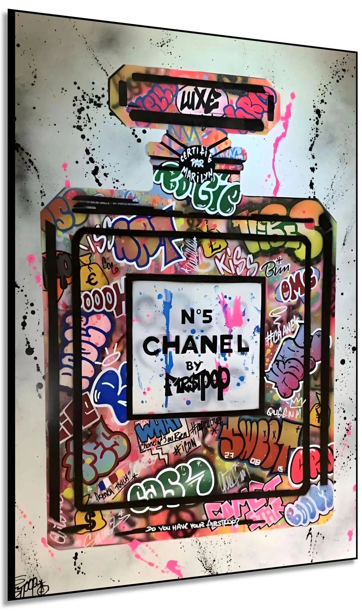 Flacon de parfum iconique avec graffitis multicolores, street art vibrant pour salon moderne ou bureau créatif.