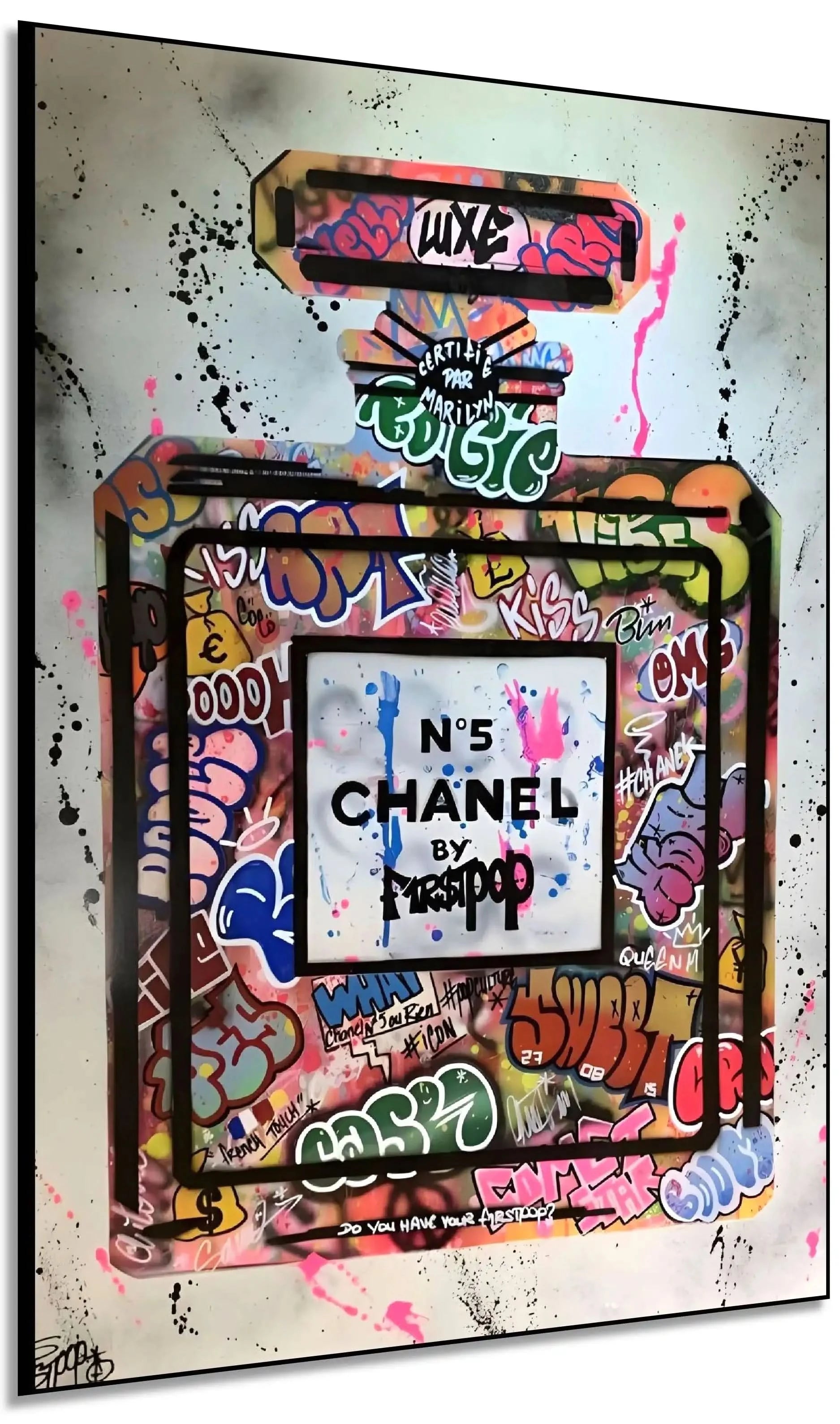 Flacon de parfum iconique avec graffitis multicolores, street art vibrant pour salon moderne ou bureau créatif.