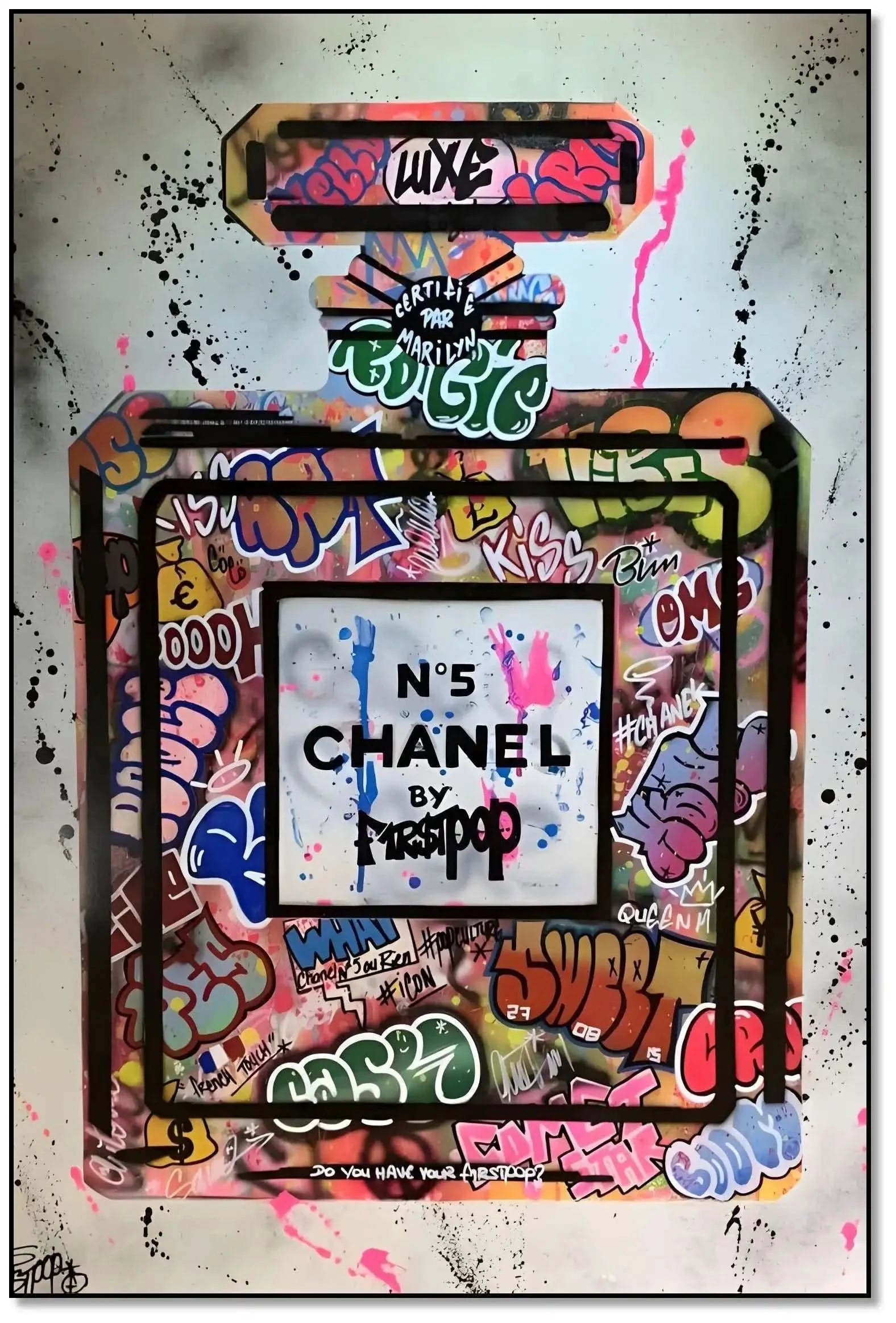 Flacon de parfum iconique avec graffitis multicolores, street art vibrant pour salon moderne ou bureau créatif.