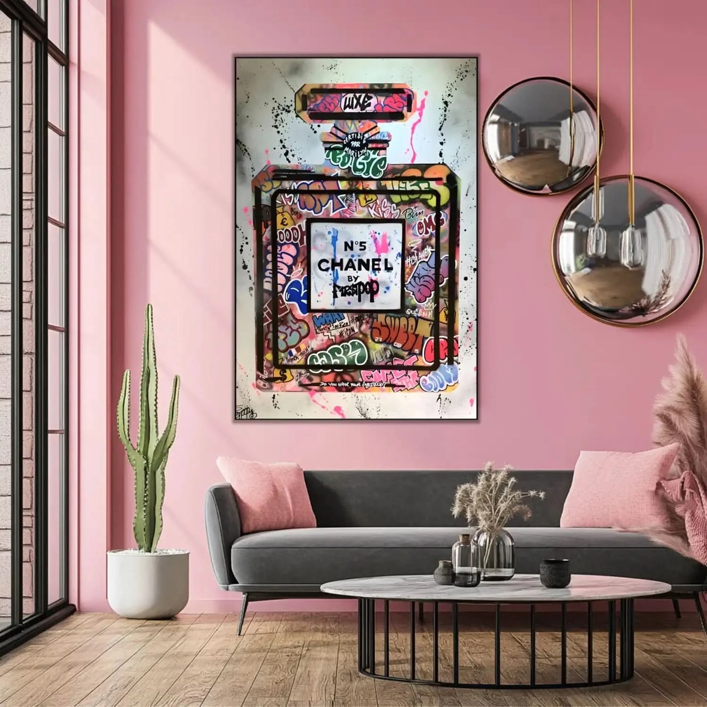 Flacon de parfum iconique avec graffitis multicolores, street art vibrant pour salon moderne ou bureau créatif.