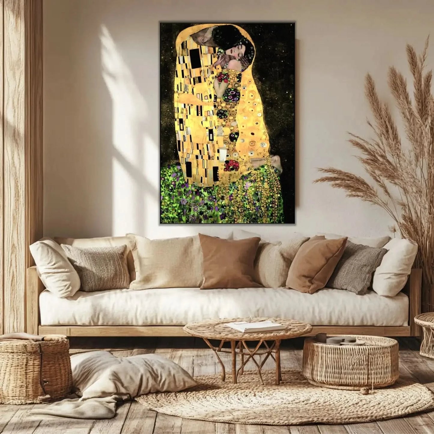 Couple enlacé avec motifs dorés et noirs, ambiance romantique et mystérieuse, idéal pour salon ou chambre élégante.