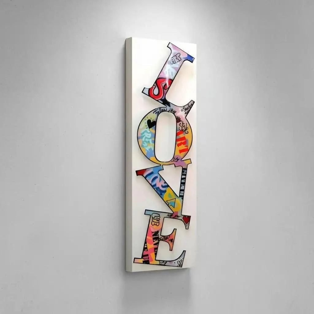 Mot 'LOVE' en street art multicolore, ambiance dynamique et joyeuse, idéal pour salon moderne ou bureau.