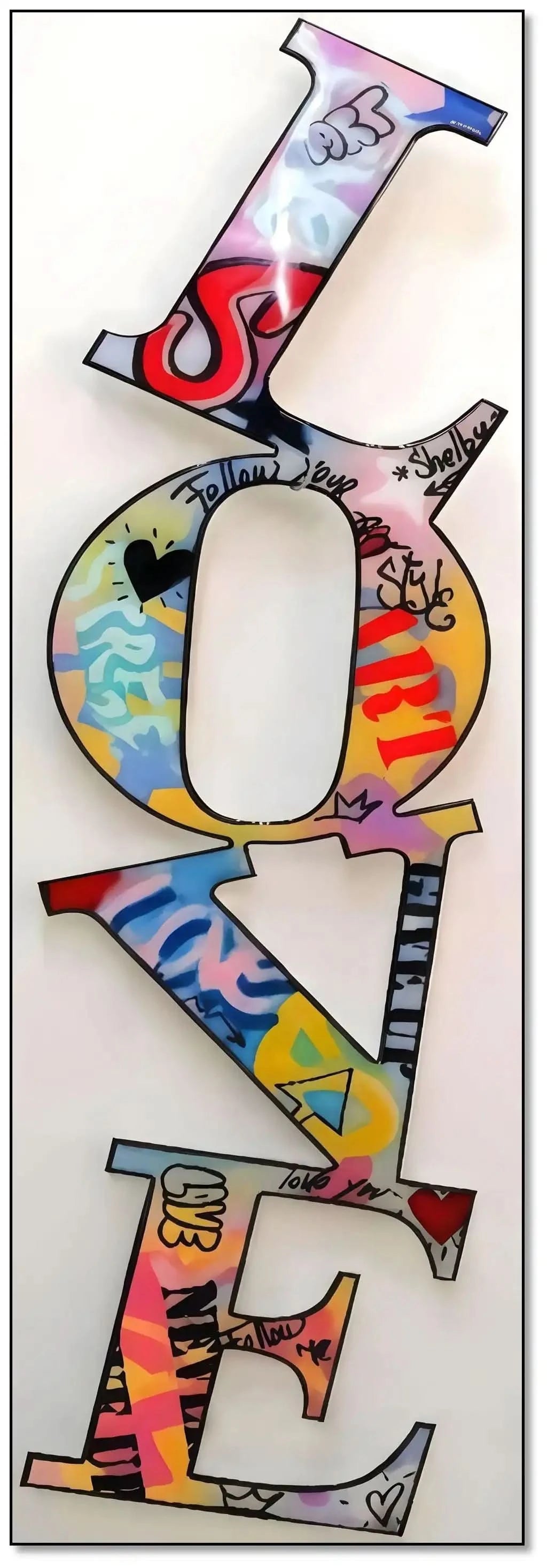 Mot 'LOVE' en street art multicolore, ambiance dynamique et joyeuse, idéal pour salon moderne ou bureau.