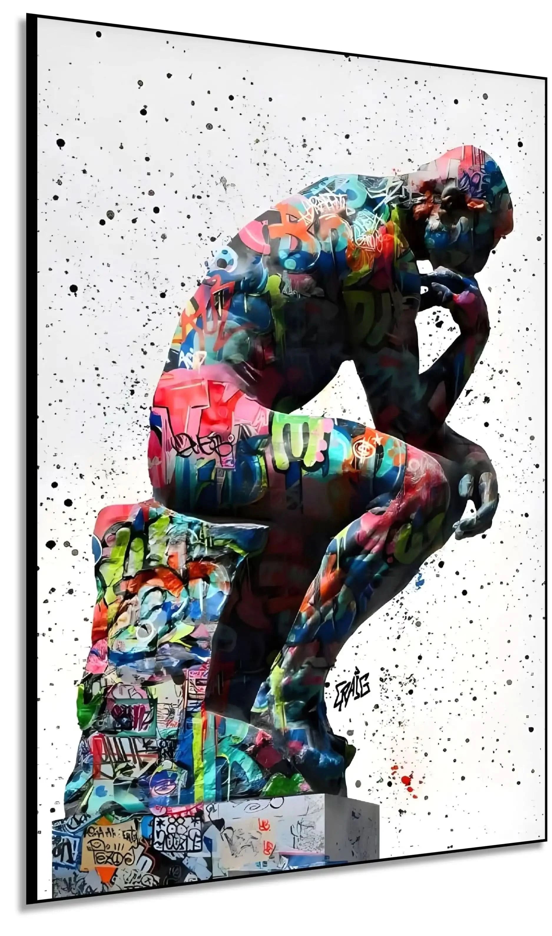 Statue classique recouverte de graffitis multicolores, fond blanc éclaboussé, énergie urbaine pour salon ou bureau moderne.