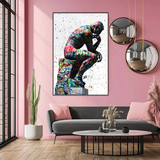 Statue classique recouverte de graffitis multicolores, fond blanc éclaboussé, énergie urbaine pour salon ou bureau moderne.