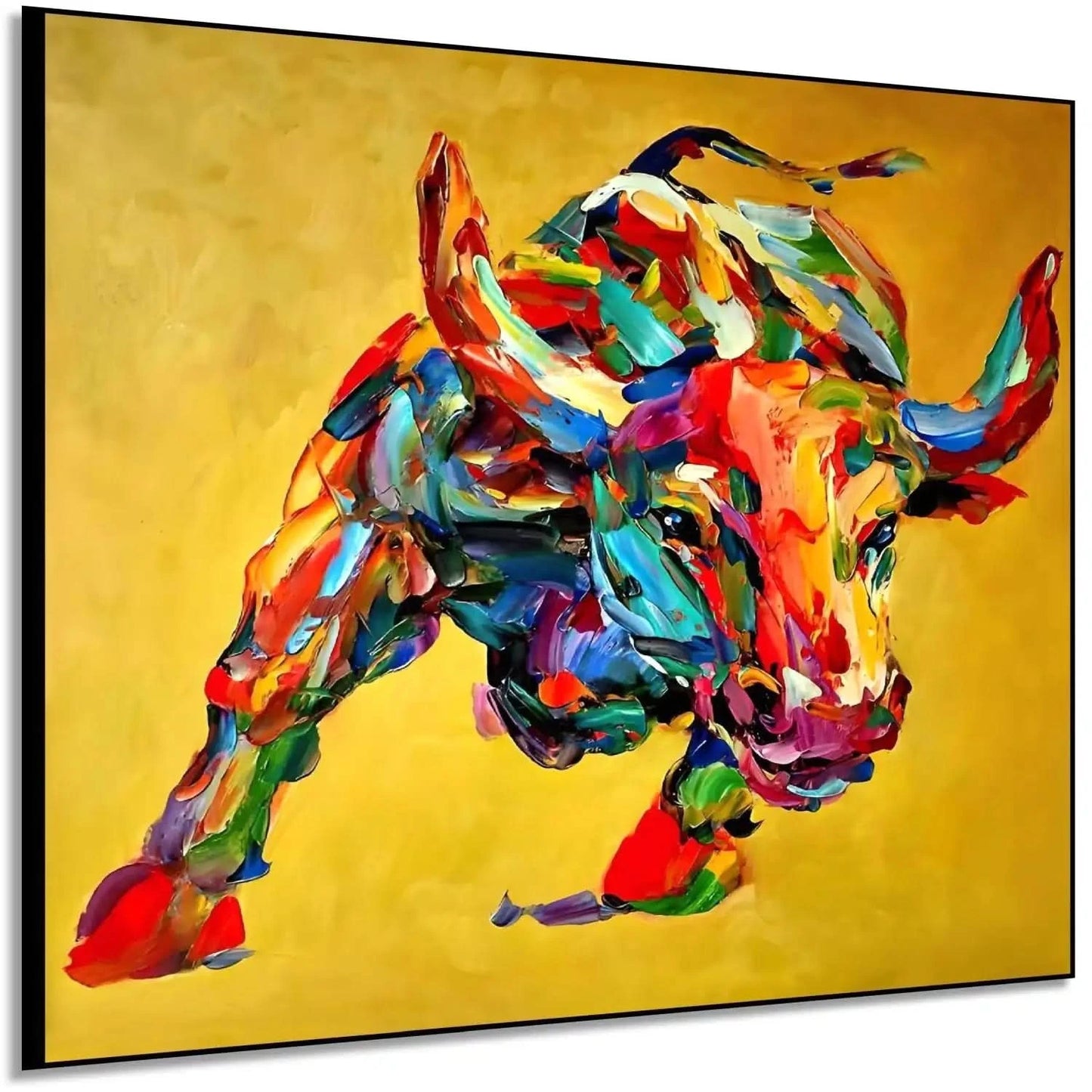 Tableau vibrant de taureau aux couleurs éclatantes, fond doré, idéal pour salon moderne ou bureau, ambiance dynamique.