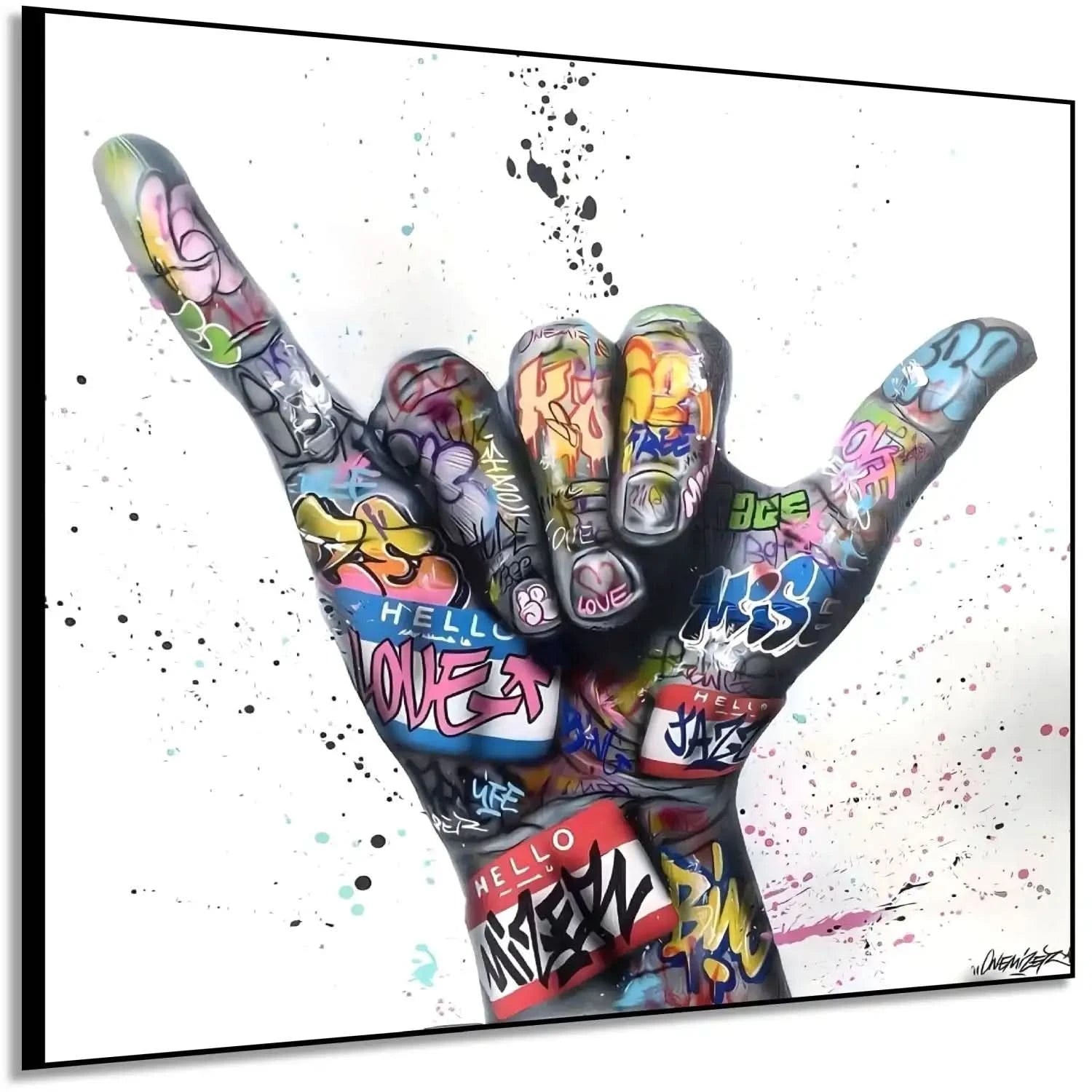 Main ornée de graffitis multicolores sur fond blanc, style street art, ambiance urbaine et dynamique pour salon moderne.