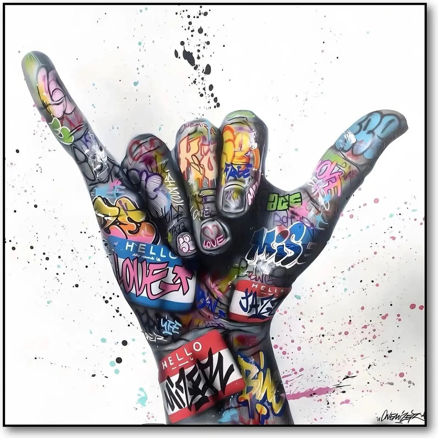 Main ornée de graffitis multicolores sur fond blanc, style street art, ambiance urbaine et dynamique pour salon moderne.