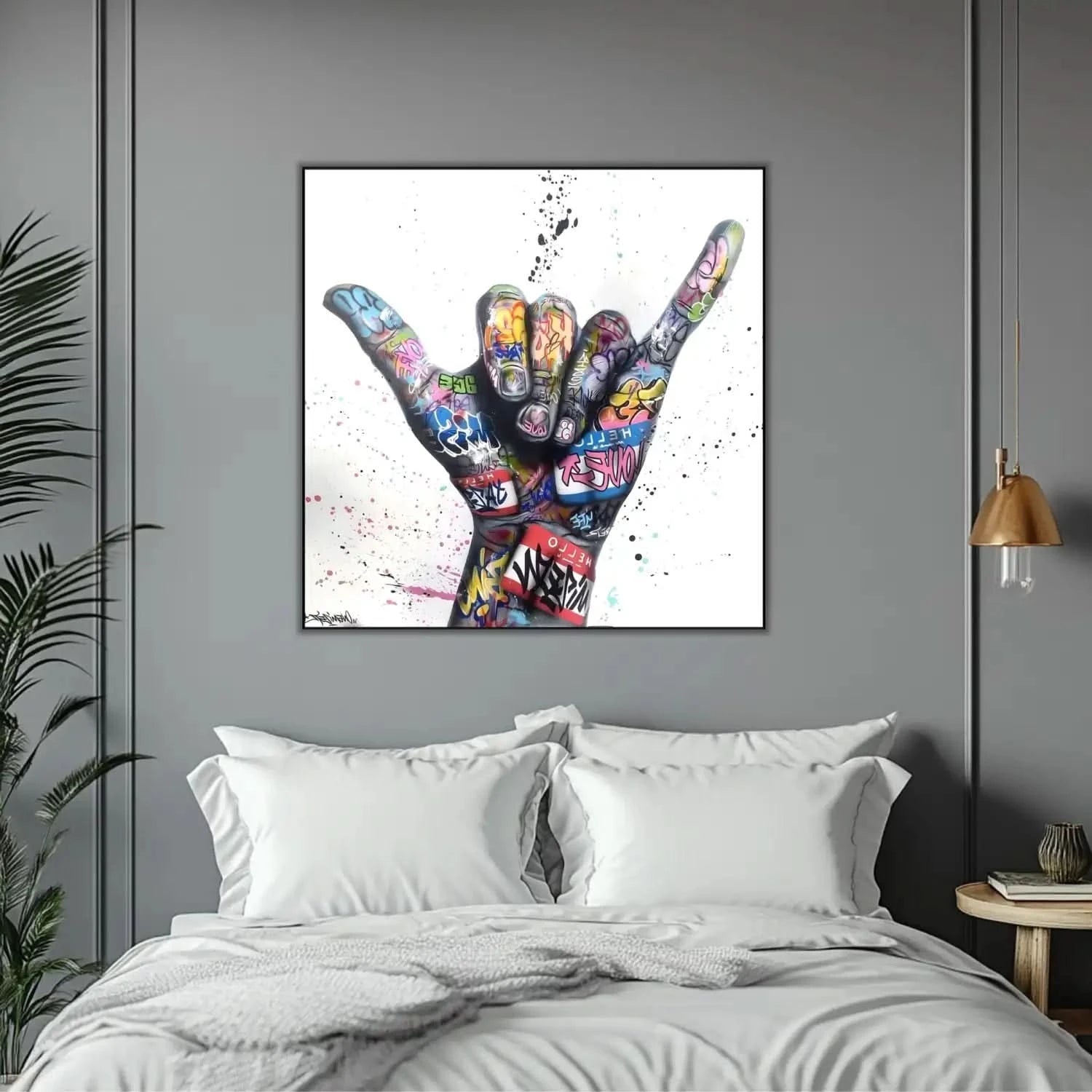 Main ornée de graffitis multicolores sur fond blanc, style street art, ambiance urbaine et dynamique pour salon moderne.