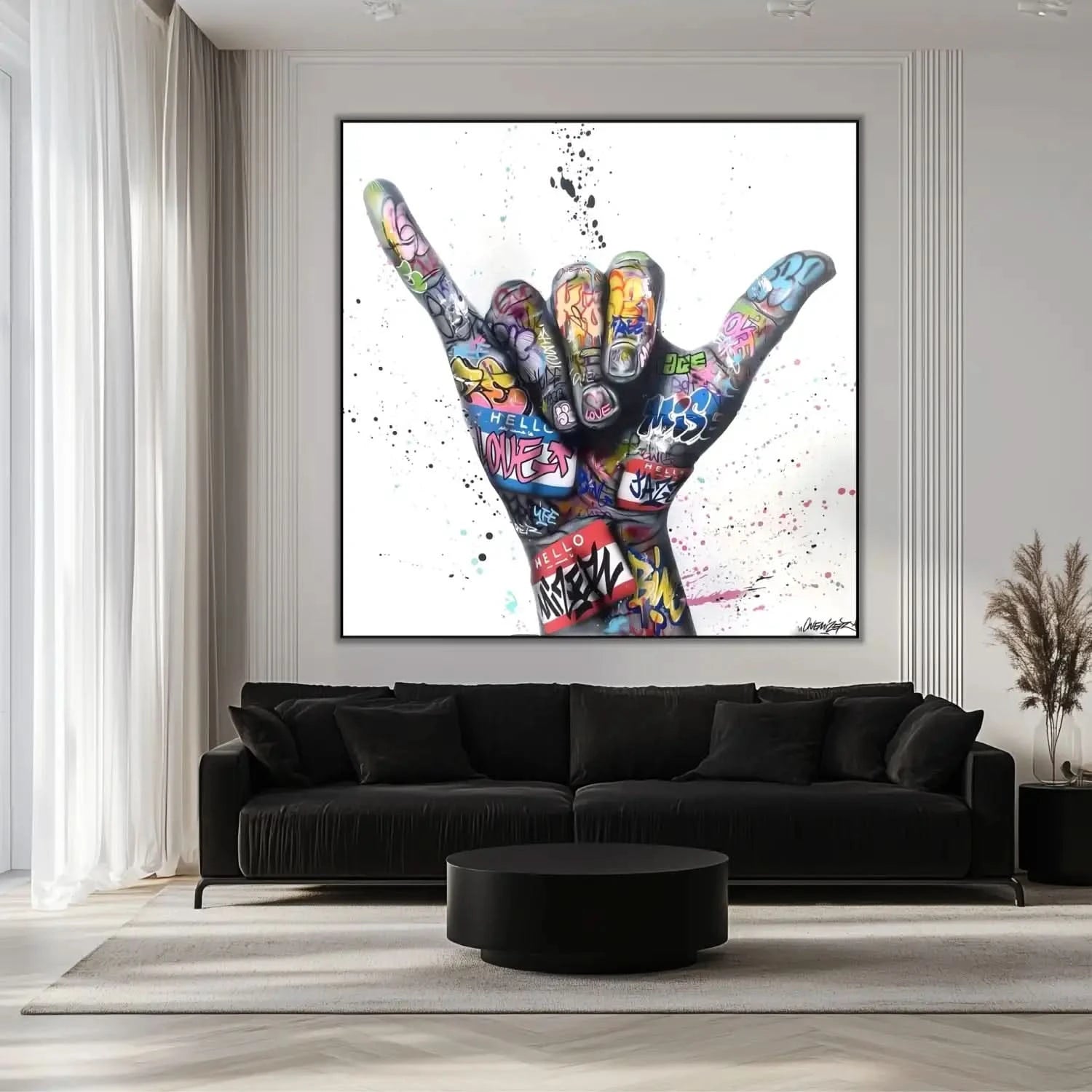 Main ornée de graffitis multicolores sur fond blanc, style street art, ambiance urbaine et dynamique pour salon moderne.