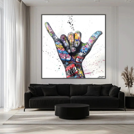 Main ornée de graffitis multicolores sur fond blanc, style street art, ambiance urbaine et dynamique pour salon moderne.