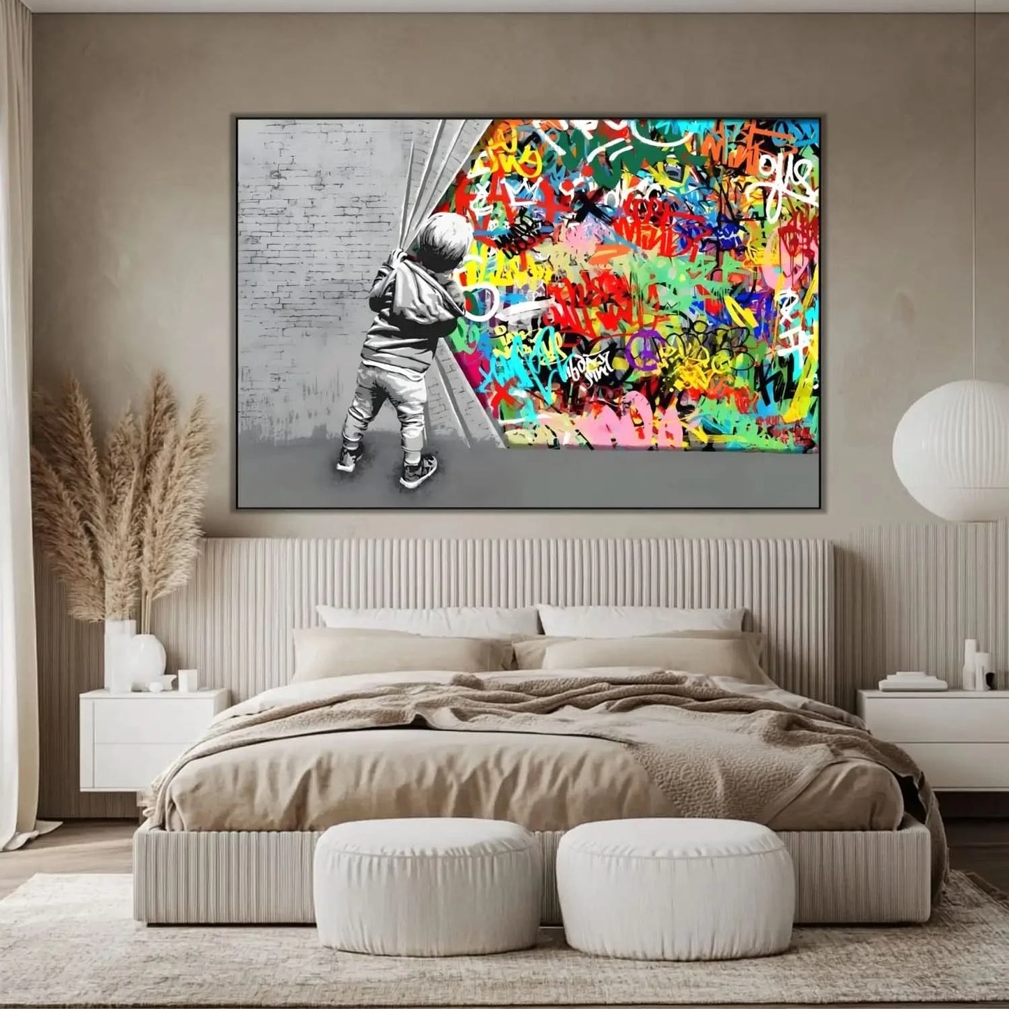 Enfant découvrant un monde de graffitis multicolores, contraste noir et blanc, ambiance dynamique pour salon moderne.