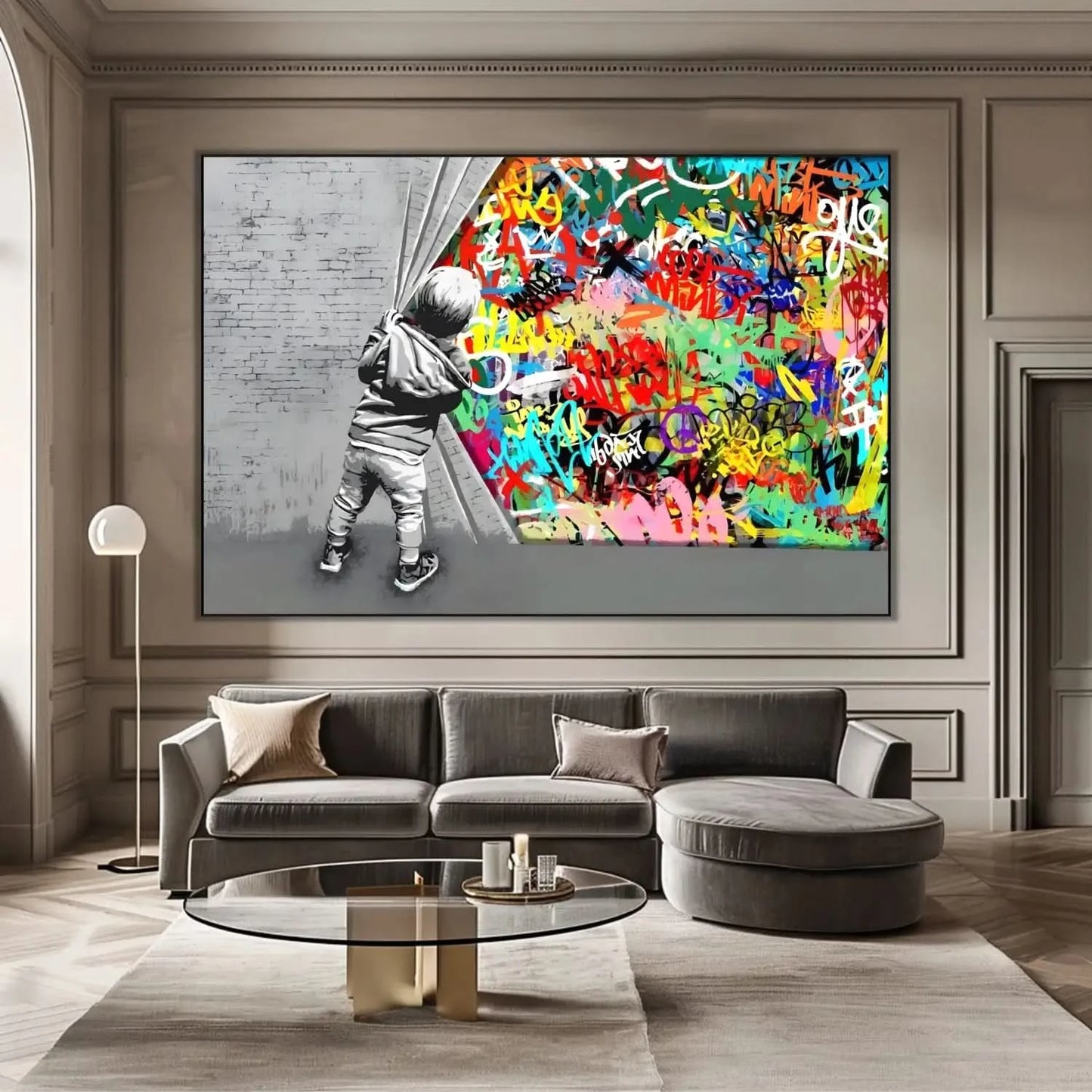 Enfant découvrant un monde de graffitis multicolores, contraste noir et blanc, ambiance dynamique pour salon moderne.