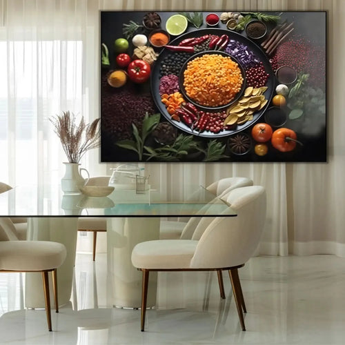 Nature morte d’un bol de pois dorés entouré de tomates rouges, piments, herbes et choux violets; composition circulaire.