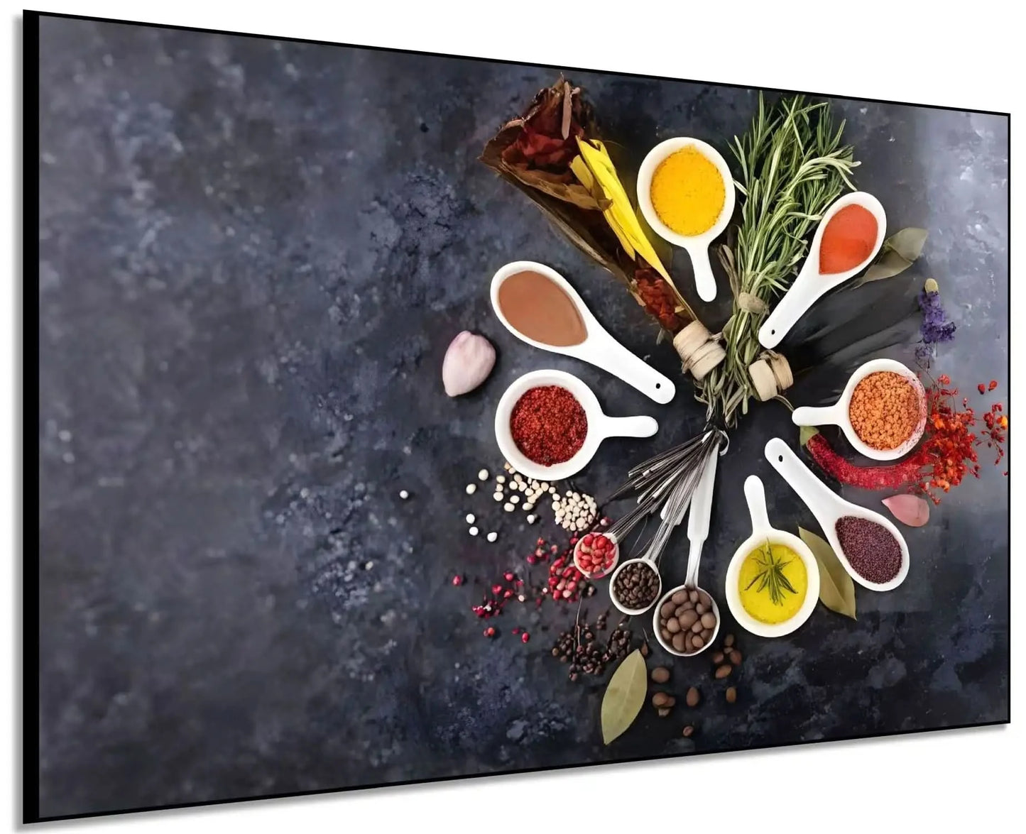 Couronne d’épices moderne: cuillères blanches, curcuma jaune, paprika rouge, herbes; composition harmonieuse pour cuisine.