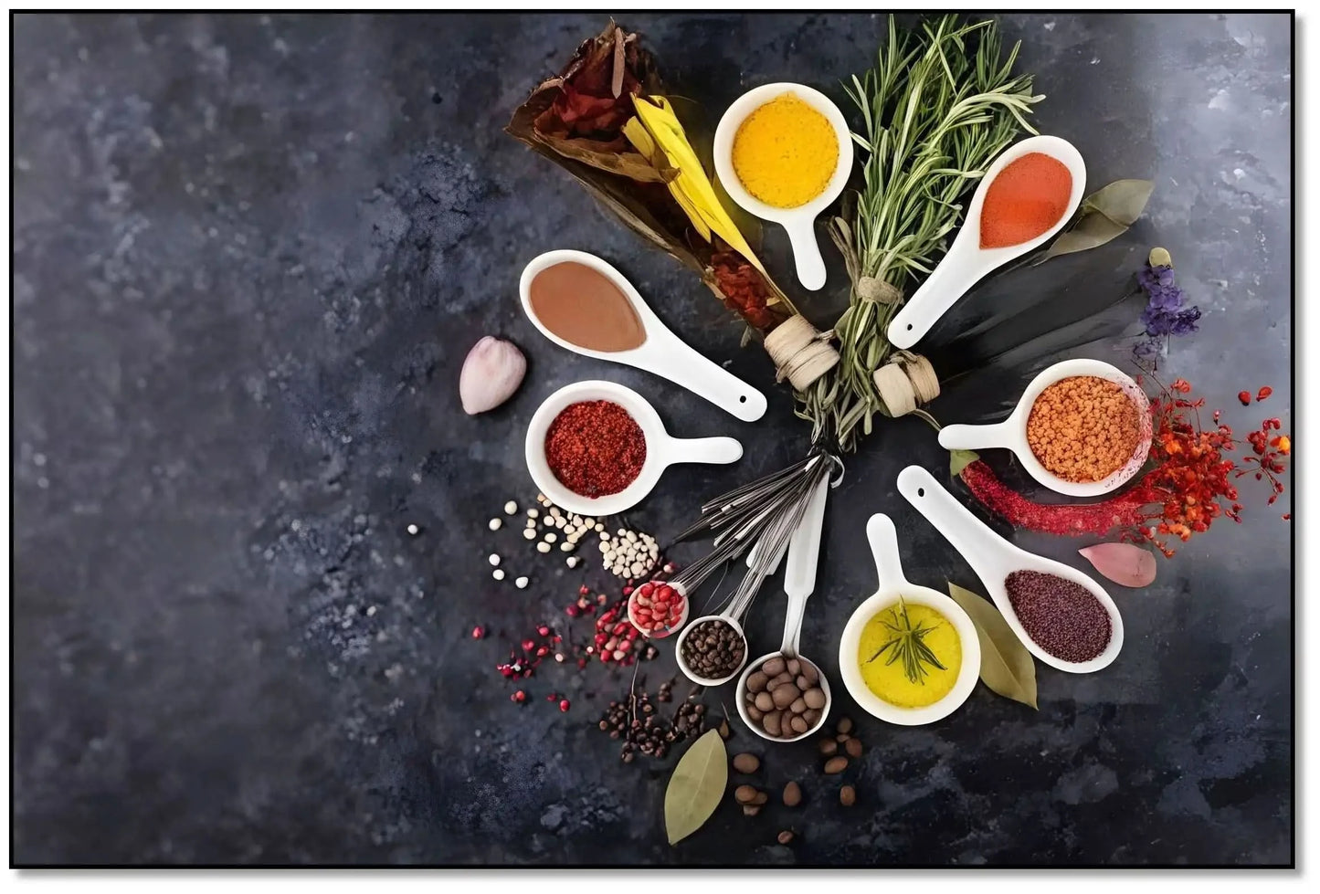 Couronne d’épices moderne: cuillères blanches, curcuma jaune, paprika rouge, herbes; composition harmonieuse pour cuisine.