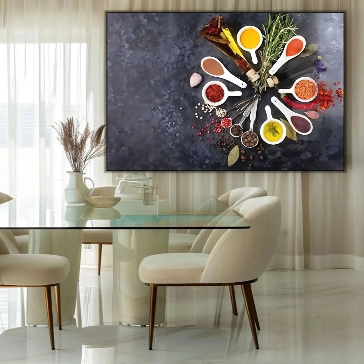 Couronne d’épices moderne: cuillères blanches, curcuma jaune, paprika rouge, herbes; composition harmonieuse pour cuisine.