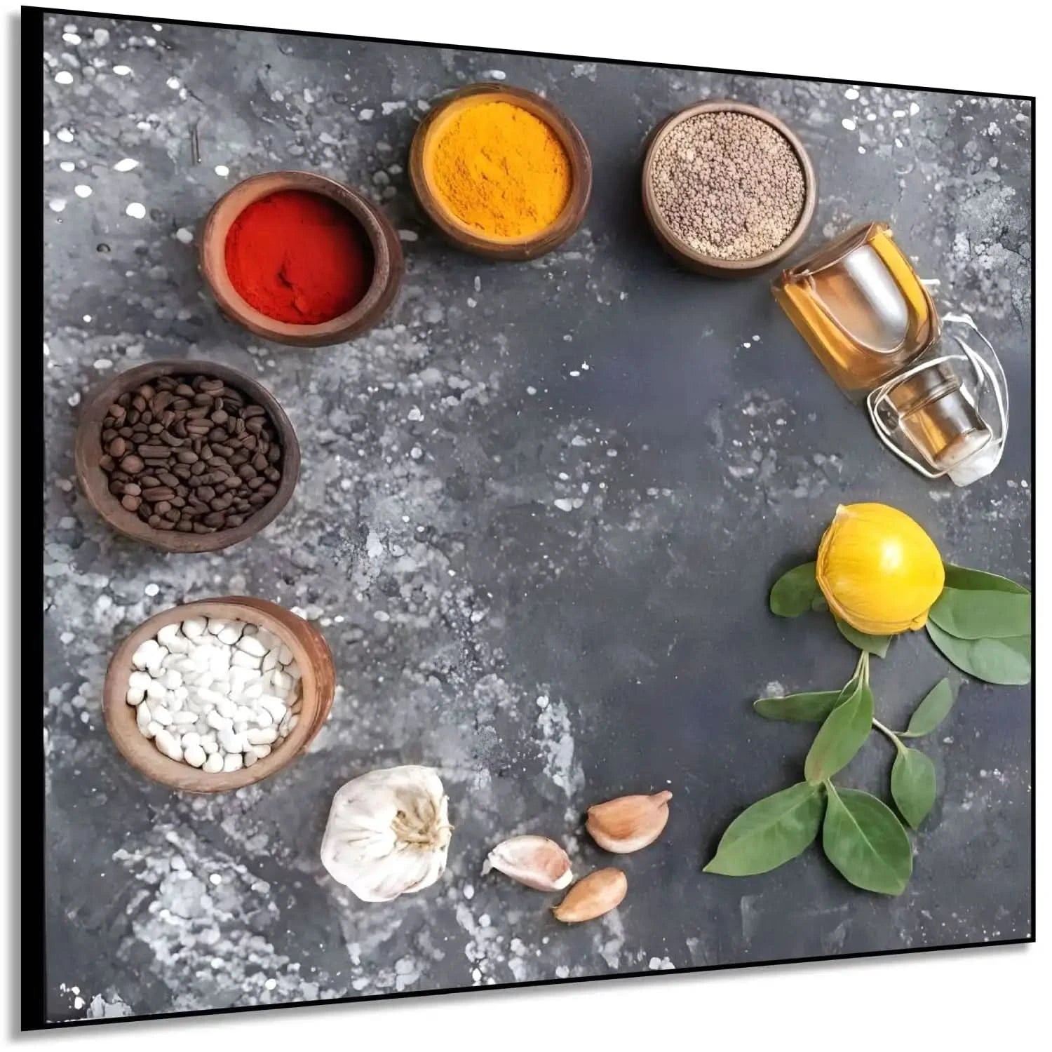 Nature morte minimaliste avec épices rouges et jaunes, grains de café, ail et citron; composition épurée.