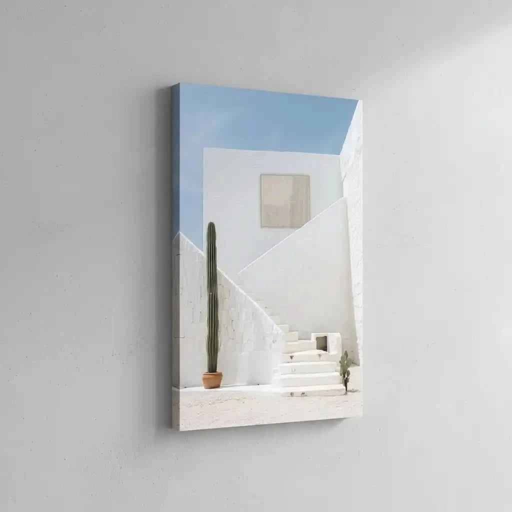 Escalier épuré, cactus vert et ciel bleu limpide, créant une ambiance moderne et minimaliste, idéale pour une décoration simple et tranquille.