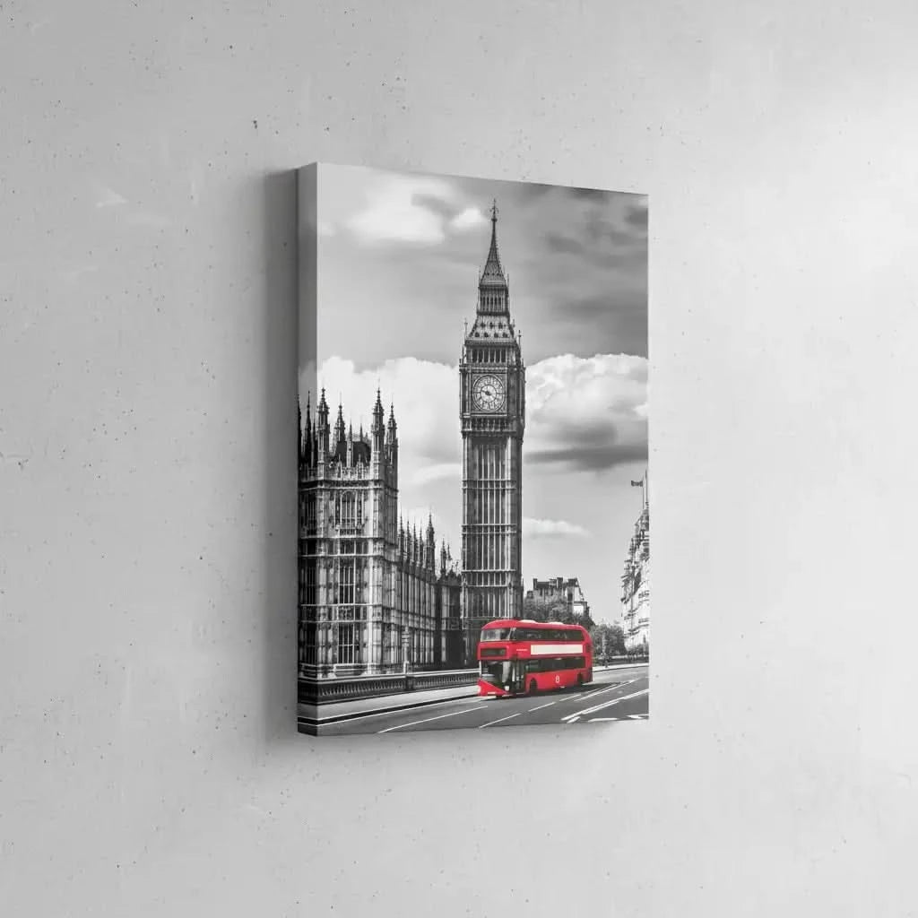 Big Ben et un bus à impériale rouge dans une scène noire et blanche, symbolisant l'énergie et la modernité de Londres, parfaite pour une décoration urbaine.