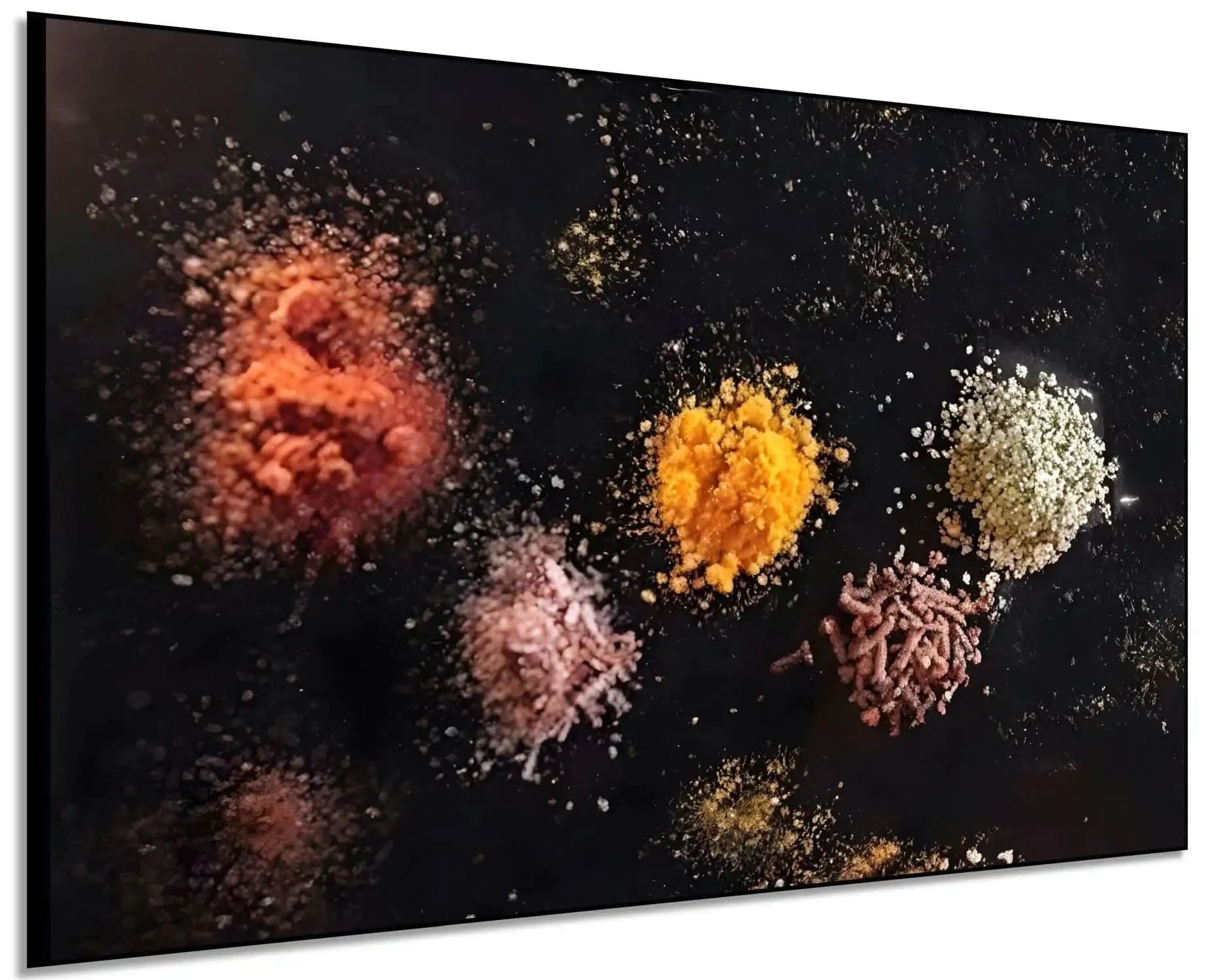 Explosion d’épices abstraite: paprika rouge, curcuma jaune, sel rose et graines blanches sur fond noir; œuvre mystérieuse.