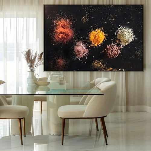 Explosion d’épices abstraite: paprika rouge, curcuma jaune, sel rose et graines blanches sur fond noir; œuvre mystérieuse.