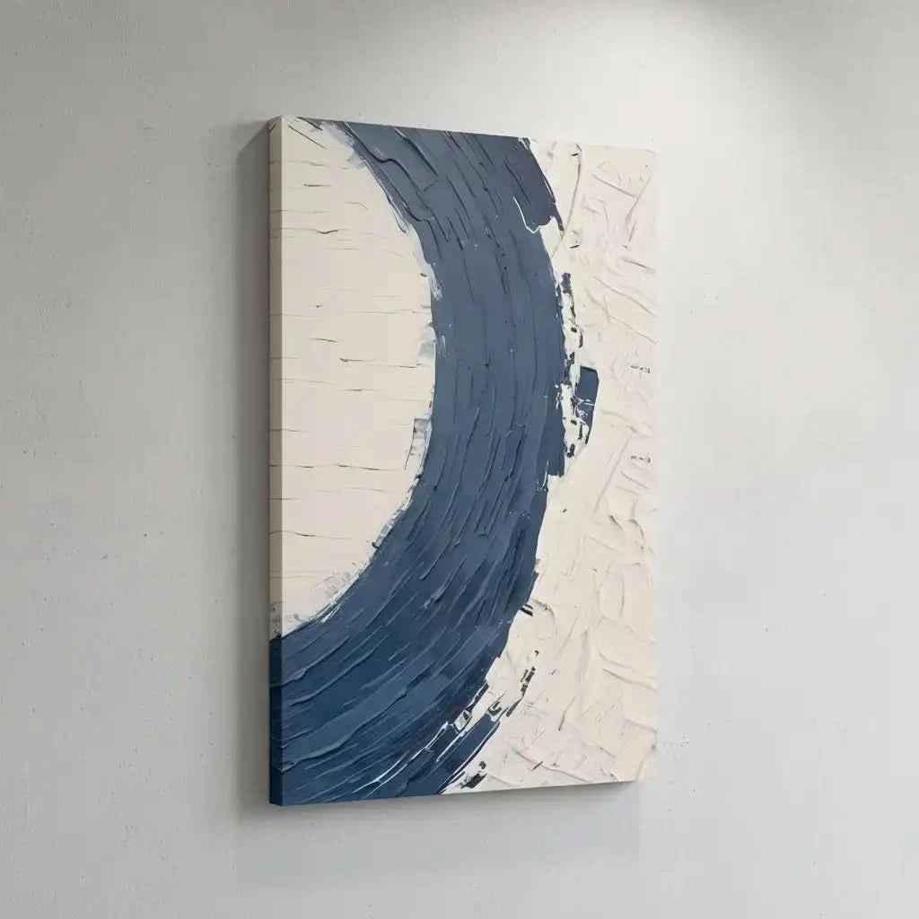 Tableau abstrait en bleu et blanc avec textures dynamiques. Mouvement puissant, idéal pour un salon moderne.