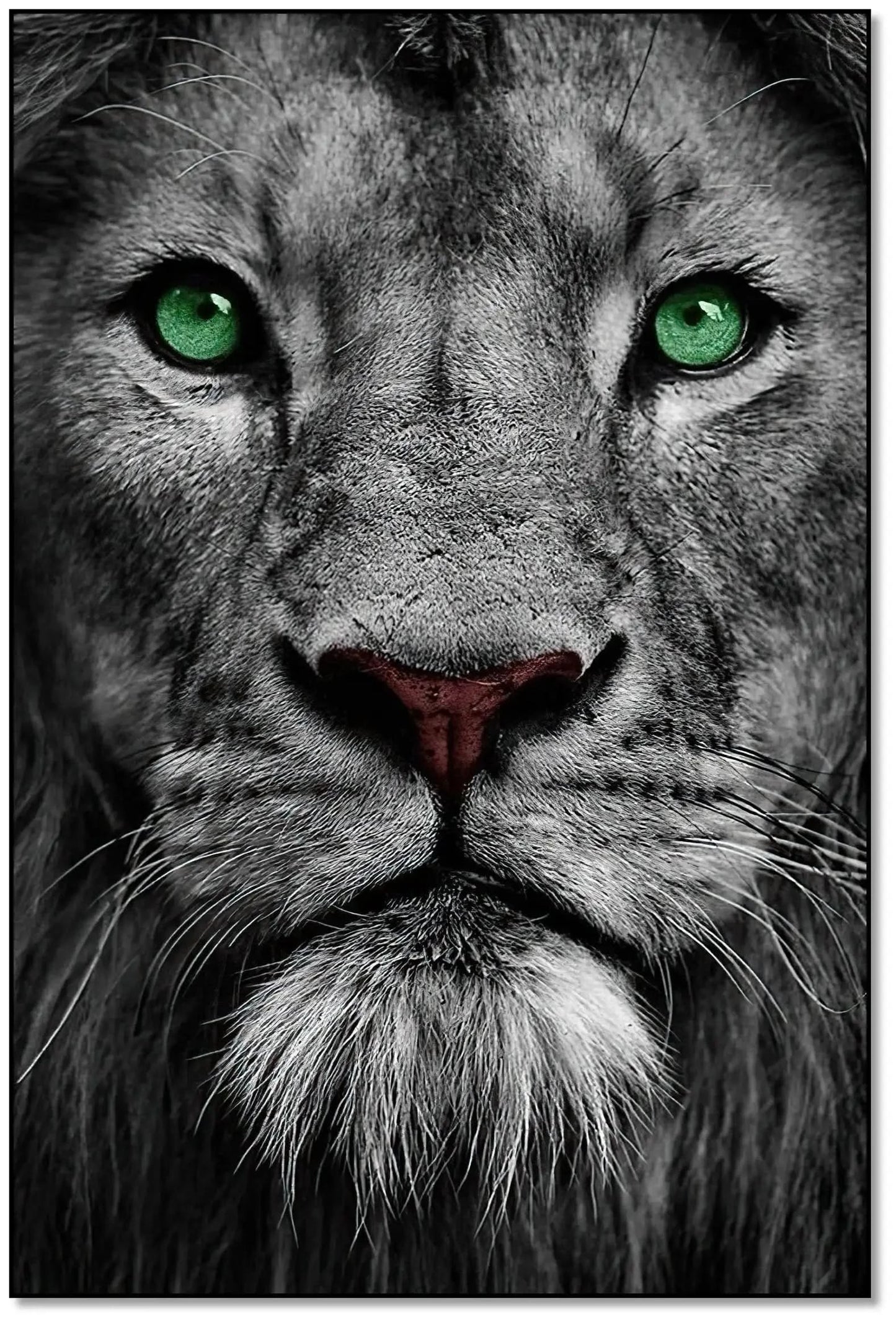Portrait de lion en noir et blanc avec yeux verts émeraude, ambiance puissante et mystérieuse pour salon ou bureau.