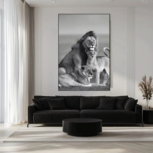 Famille de lions en noir et blanc, ambiance majestueuse et sereine, idéale pour salon ou bureau élégant.