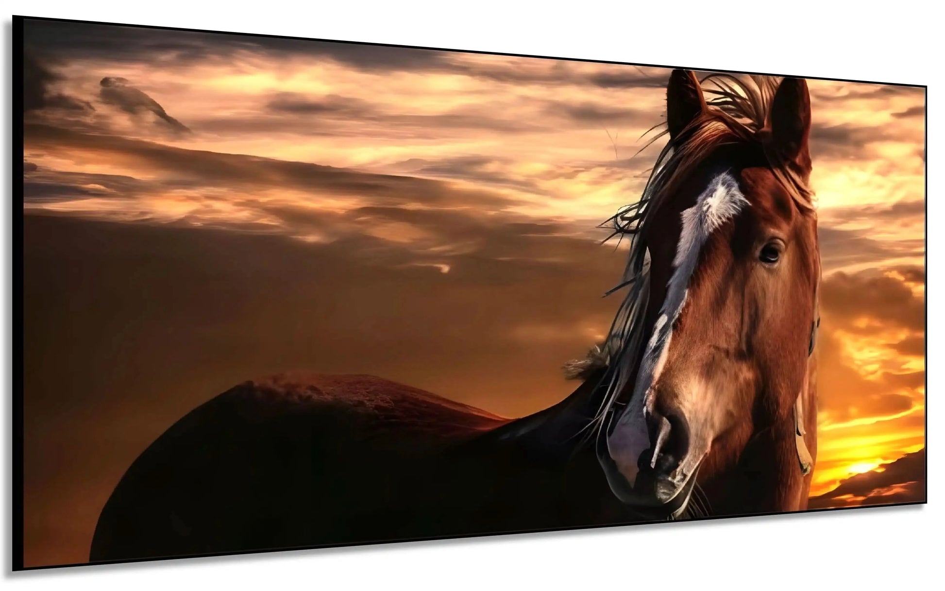 Cheval majestueux sur fond de ciel crépusculaire doré et orangé, ambiance sereine et puissante pour salon ou bureau.