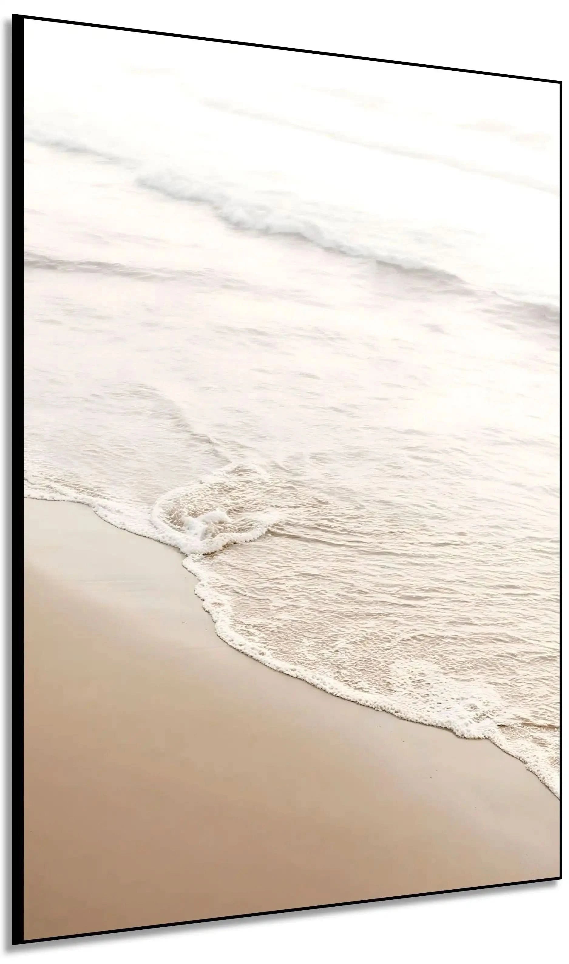 Plage sereine avec vagues douces et sable doré, teintes beige et blanc, ambiance apaisante pour salon ou chambre.